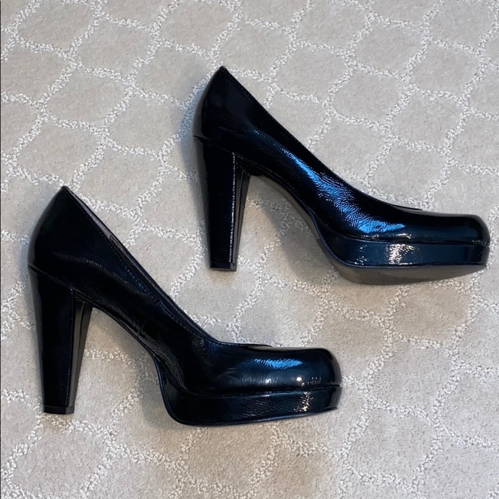 Black patent leather pumps with platform